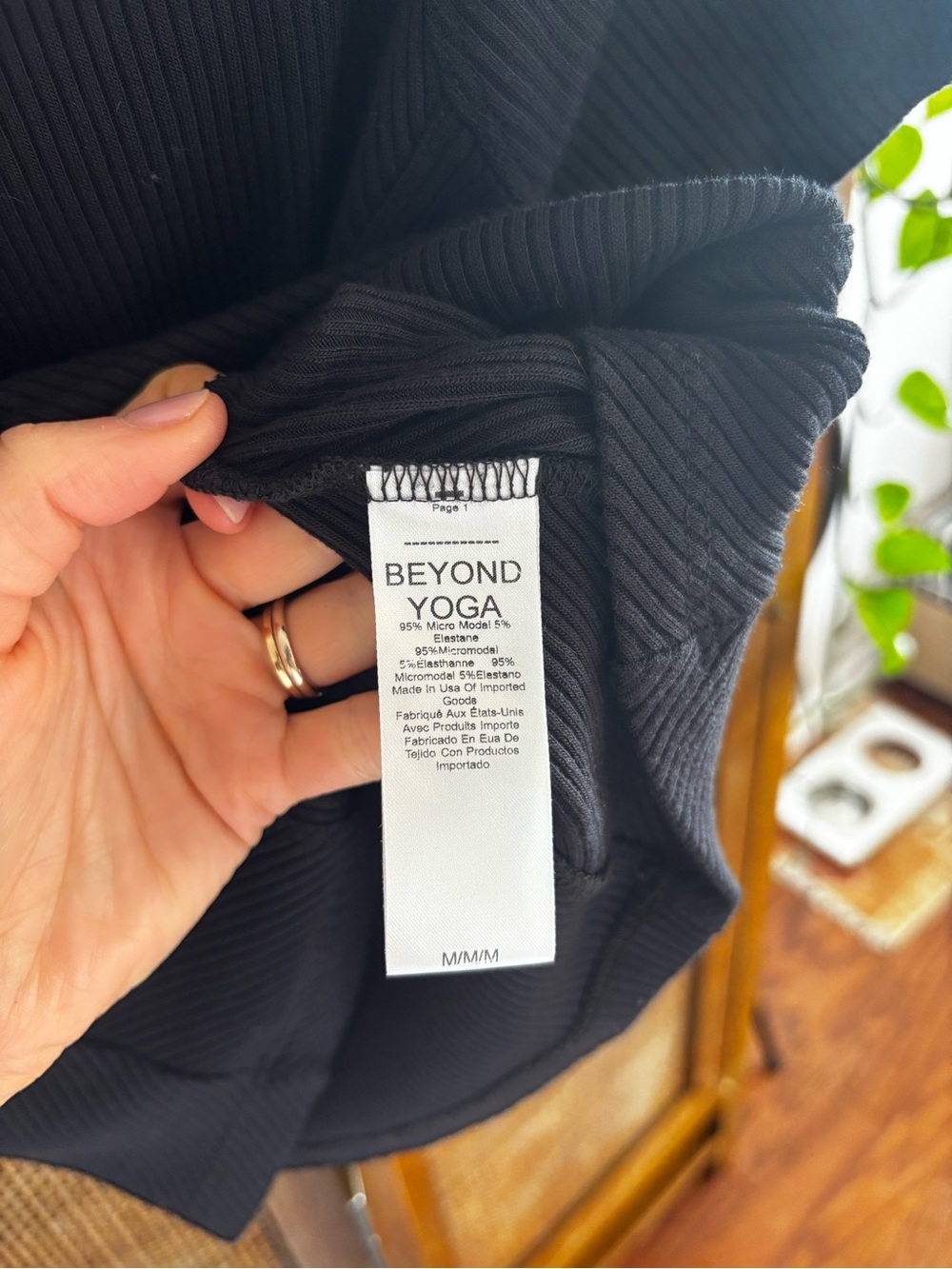 Beyond Yoga Ribbed Crop Black Tee Womens M TTS Great Condition - Picture 4 of 8